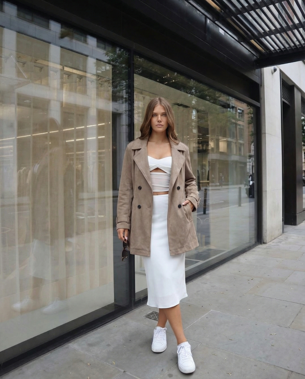 Kort beige trenchcoat til kvinder med reverskrave, knapper og bindebælte