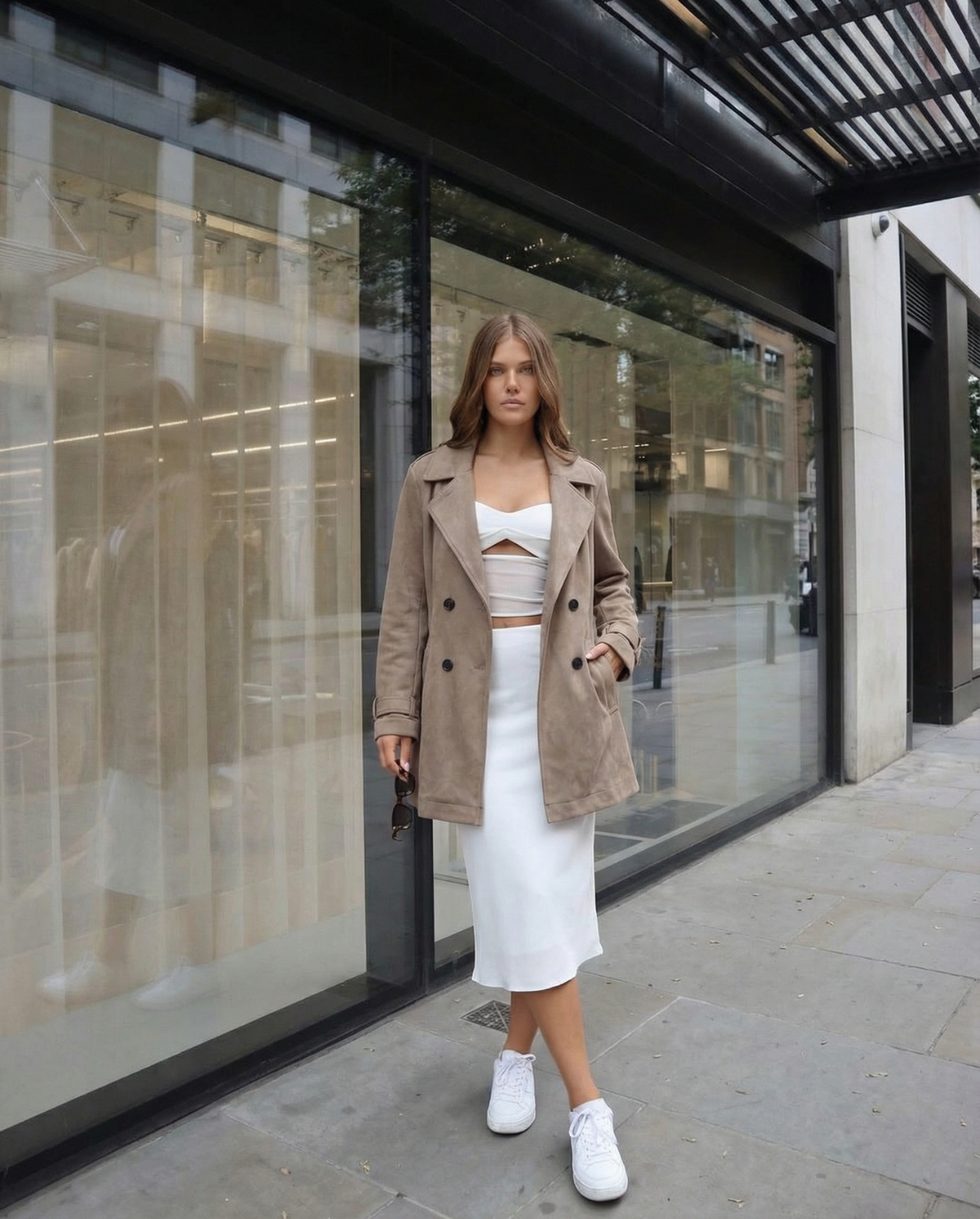 Kort beige trenchcoat til kvinder med reverskrave, knapper og bindebælte