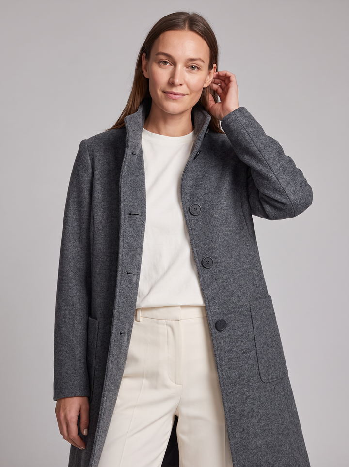 Grå damefrakke med stående krave, knaplukning og lange ærmer