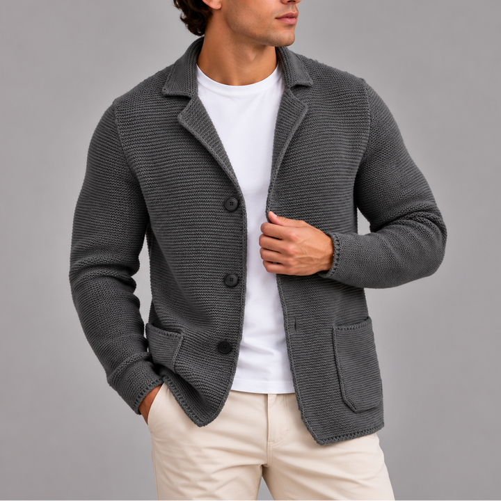 Herre i strikket cardigan med revers, knapper og påsyede lommer