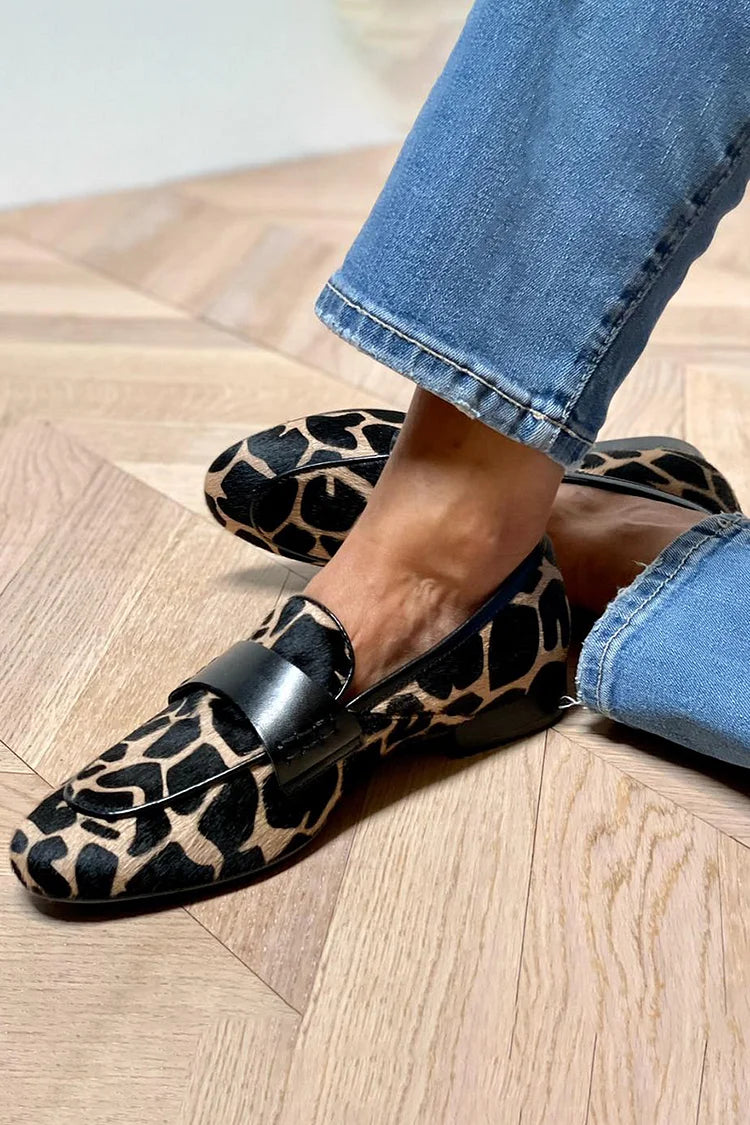 Damesko som loafers med sort og beige dyreprint, rund tå og flad hæl