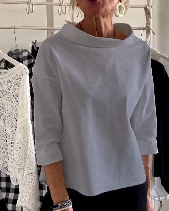 Damebluse med bred rund hals og 3/4-lange ærmer
