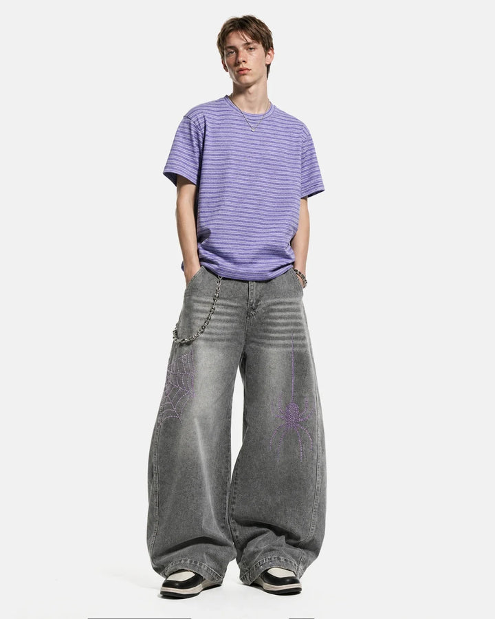 Lysegrå damejeans med vid pasform og lilla spindelmotiver med rhinsten