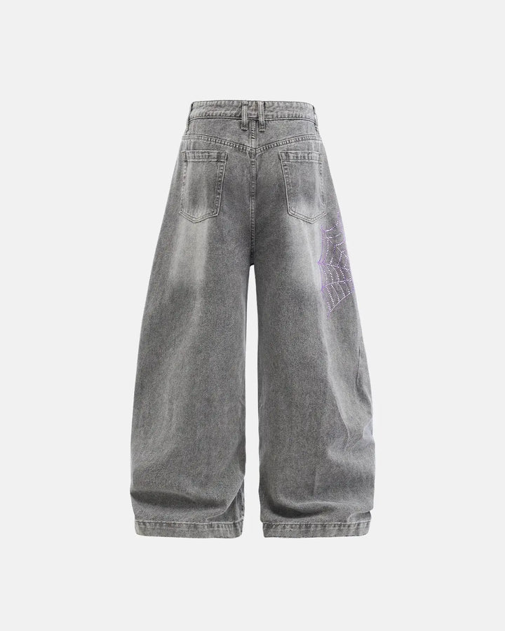 Lysegrå damejeans med vid pasform og lilla spindelmotiver med rhinsten