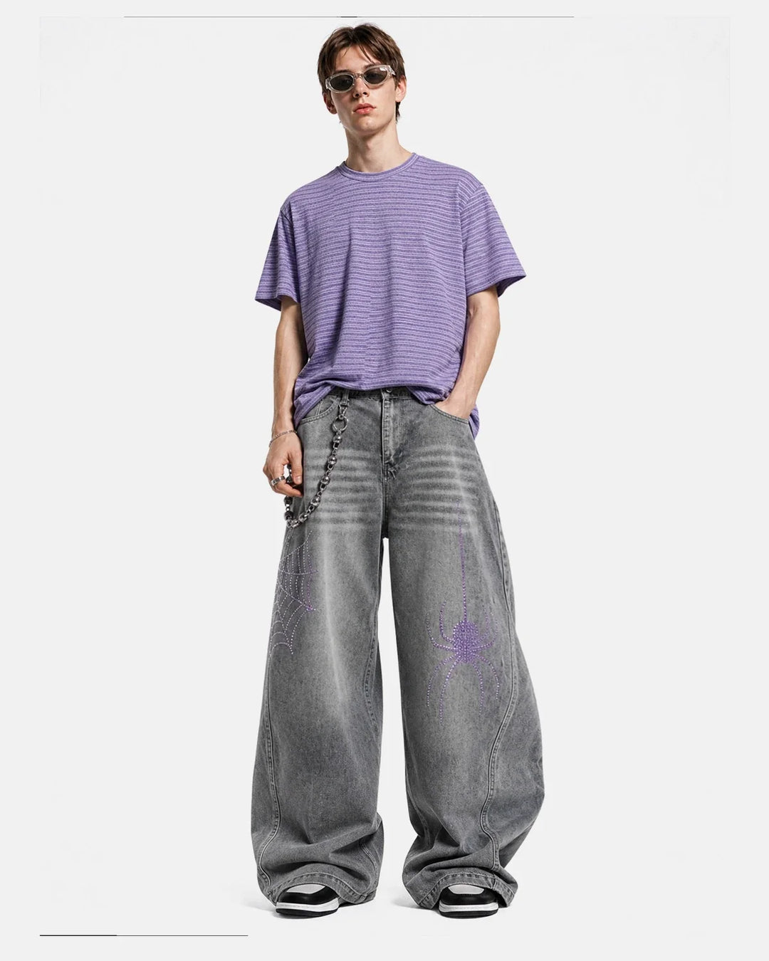 Lysegrå damejeans med vid pasform og lilla spindelmotiver med rhinsten