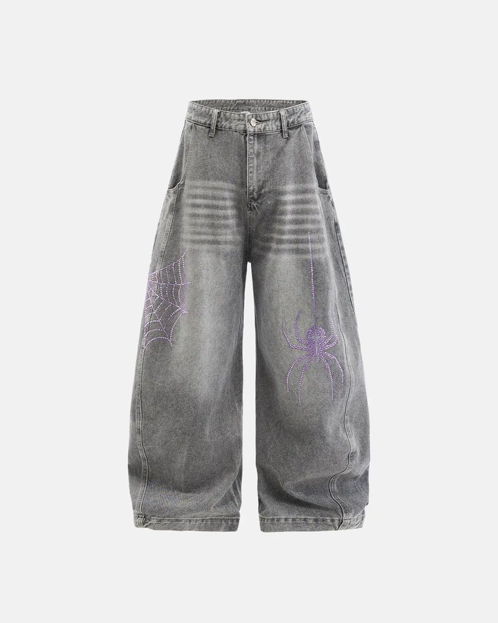 Lysegrå damejeans med vid pasform og lilla spindelmotiver med rhinsten