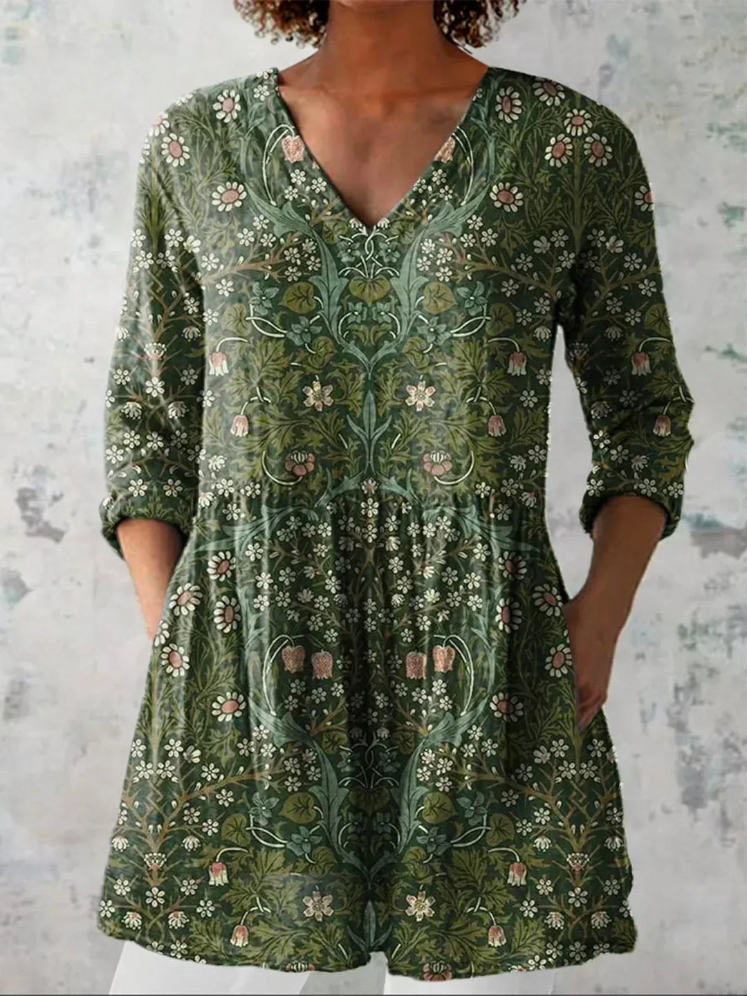 Grøn blomstret bluse med V-hals og lange ærmer