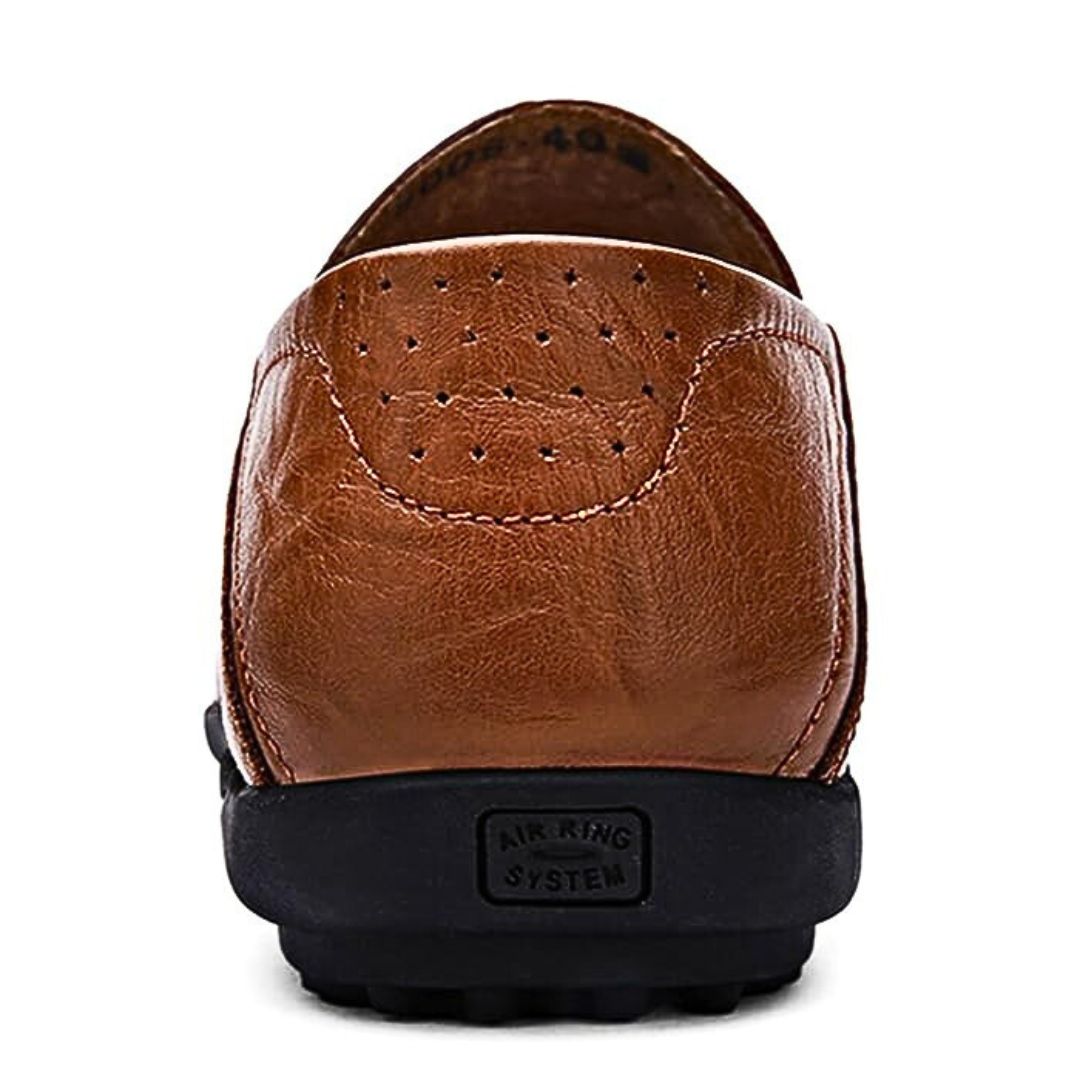 Herre loafers med perforeret overdel, rund tå og flad sål