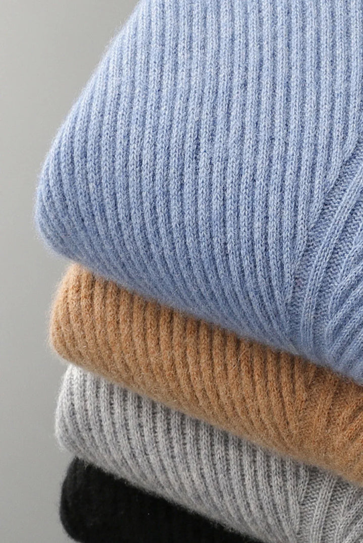 Herresweater med høj hals og lodret ribstrik