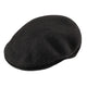 Sort Kangol flad kasket med buet skygge og synligt logo