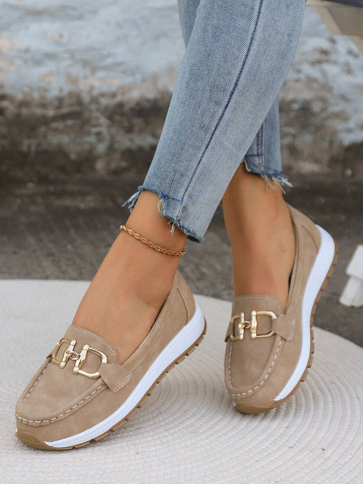 Dame loafers med moccasinsnit, dekorativ kædedetalje og flad sål