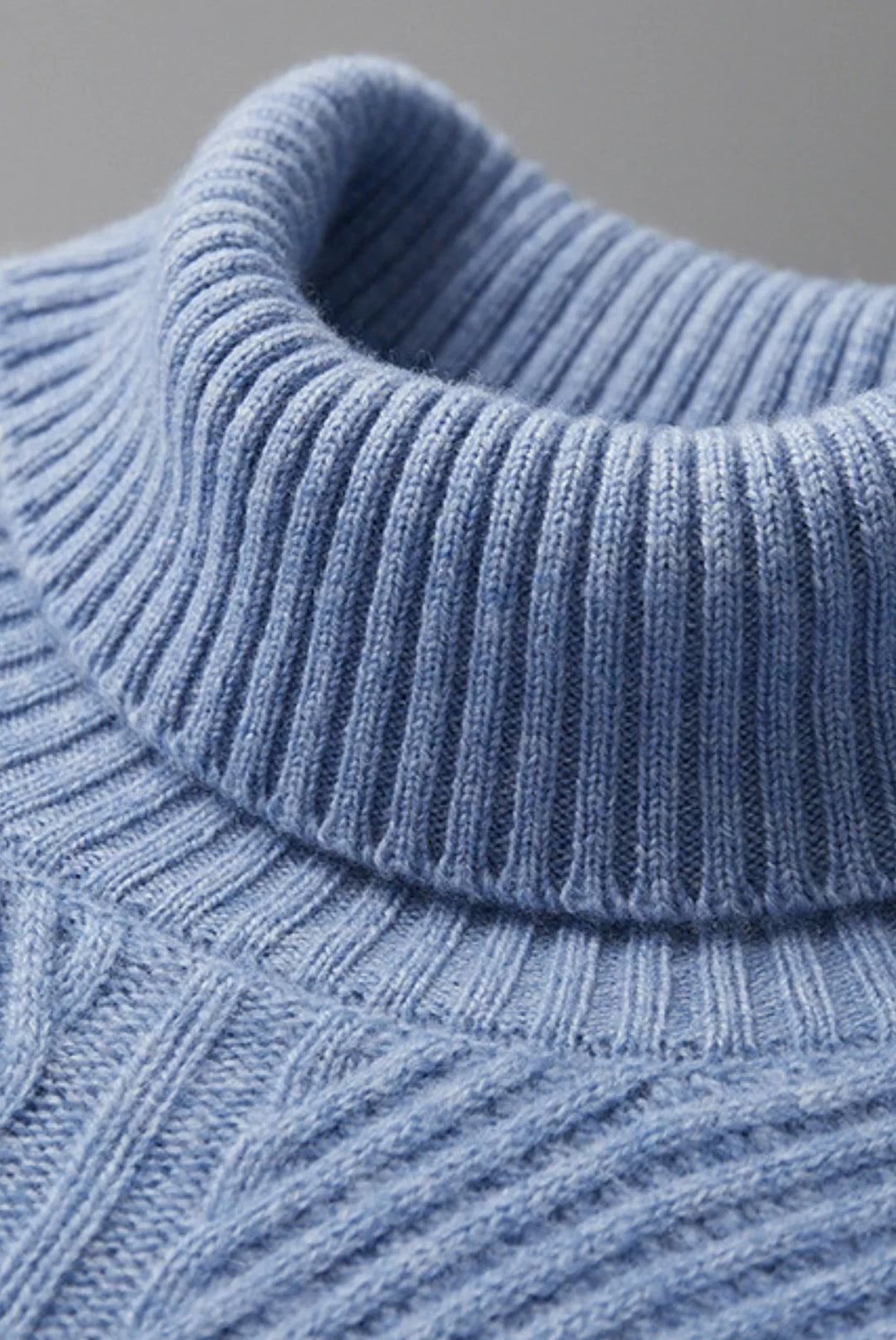 Herresweater med høj hals og lodret ribstrik