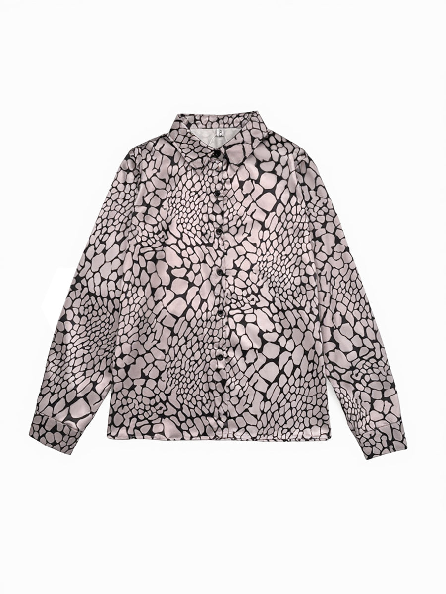 Grå og sort damebluse med slangeskindsmønster, skjortekrave og lange ærmer