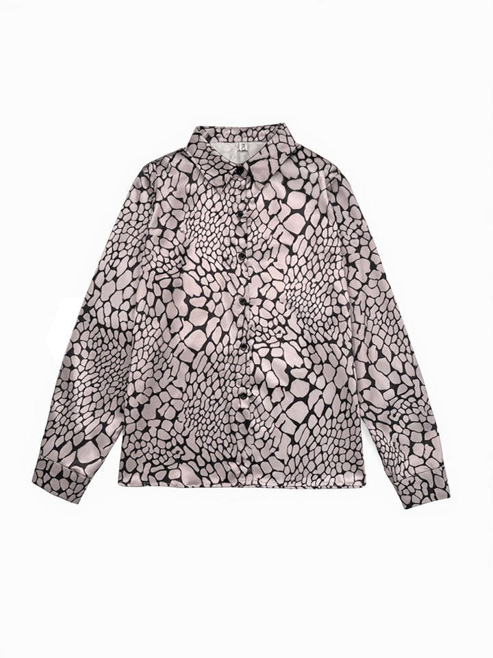 Grå og sort damebluse med slangeskindsmønster, skjortekrave og lange ærmer
