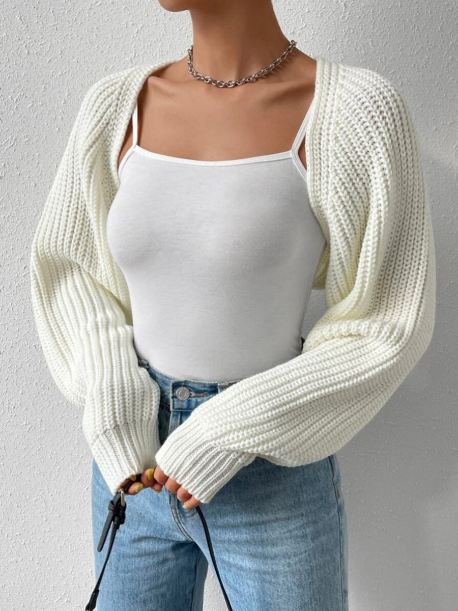 Kort ribstrikket cardigan til kvinder med lange ærmer og åben front