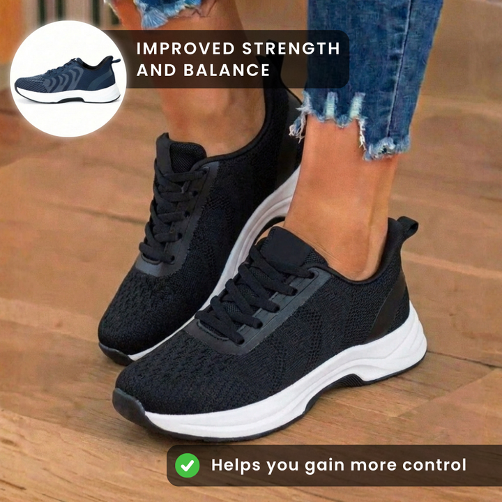 Damesneakers med snørebånd, bølgemønster og markant lys sål