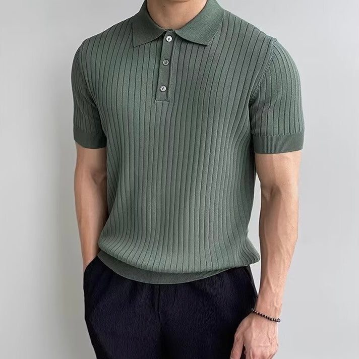 Herre iført ribstrikket poloshirt med krave og korte ærmer