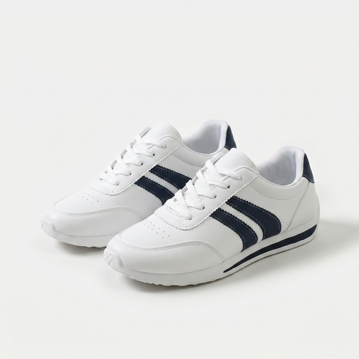 Hvide damesneakers med mørkeblå striber og snørebånd