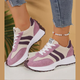 Damesneakers med retrodesign, kontraststriber, snørebånd og kraftig rillet sål