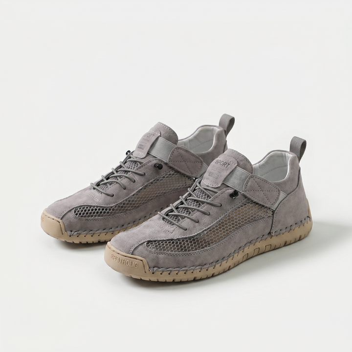Damesneakers med snørebånd, netpaneler, rund tå og lav sål