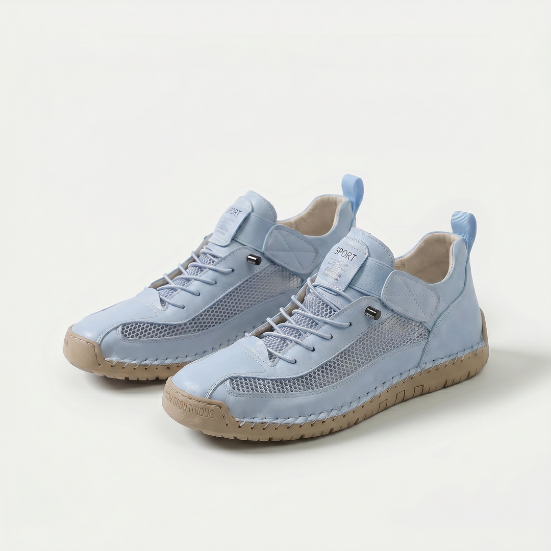 Damesneakers med snørebånd, netpaneler, rund tå og lav sål
