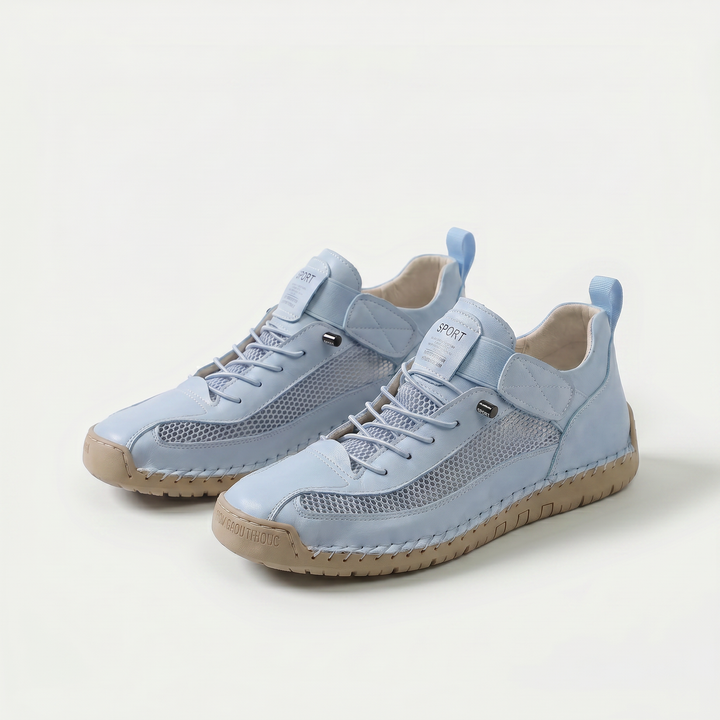 Damesneakers med snørebånd, netpaneler, rund tå og lav sål
