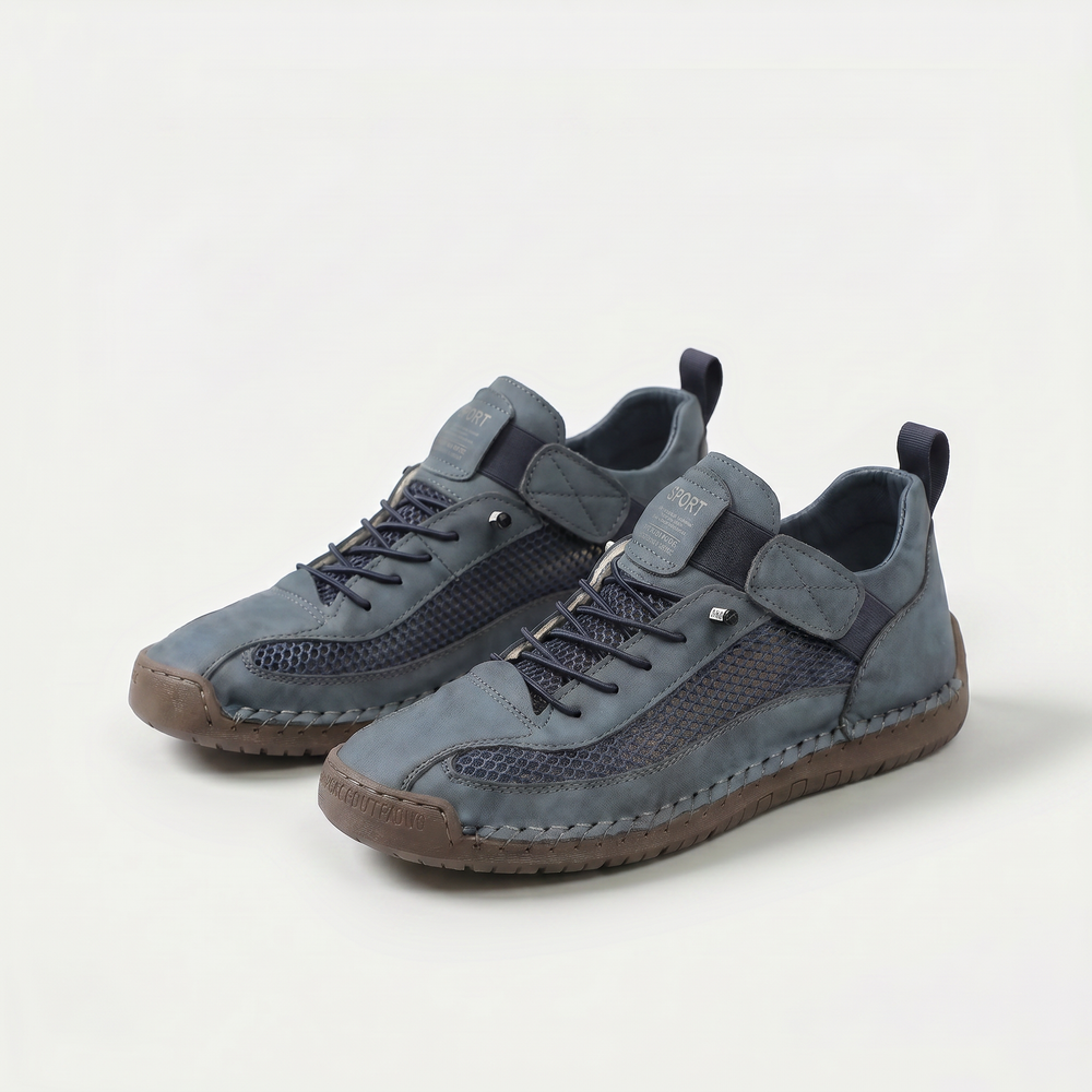 Damesneakers med snørebånd, netpaneler, rund tå og lav sål