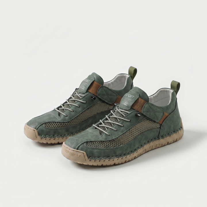 Damesneakers med snørebånd, netpaneler, rund tå og lav sål