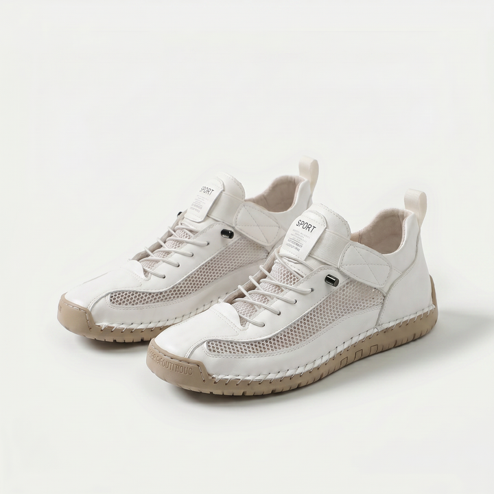 Damesneakers med snørebånd, netpaneler, rund tå og lav sål