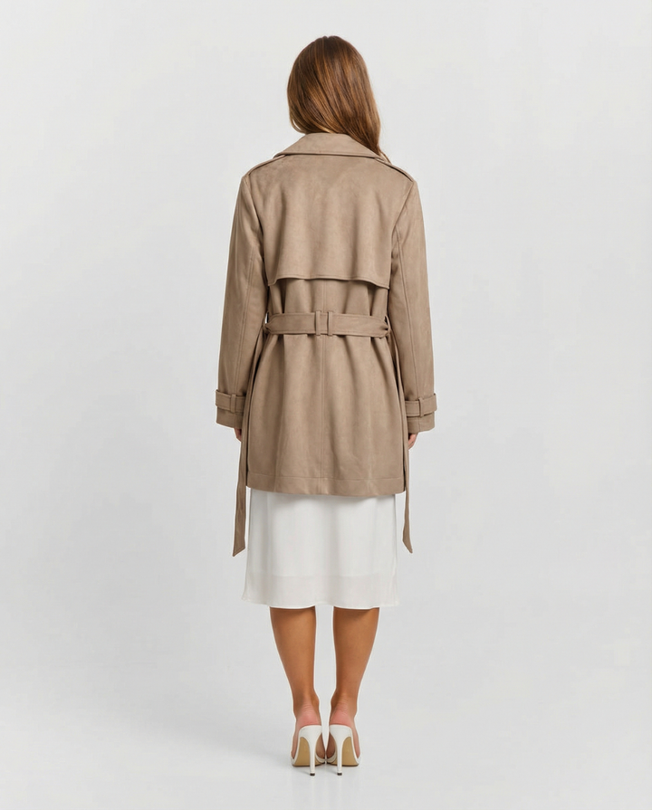 Kort beige trenchcoat til kvinder med reverskrave, knapper og bindebælte
