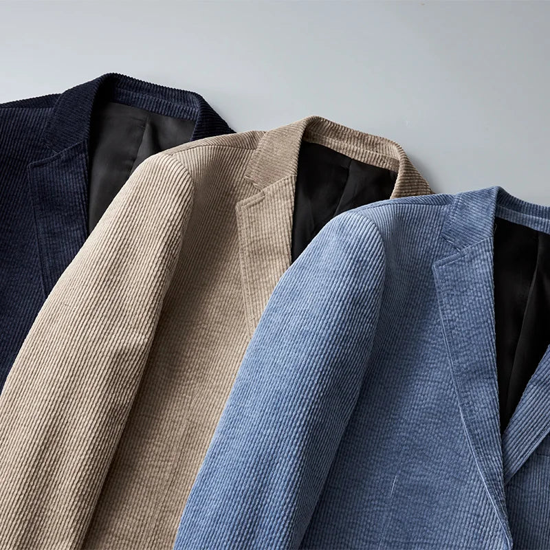 Herreblazer med ribbet struktur, revers, to knapper og lommer