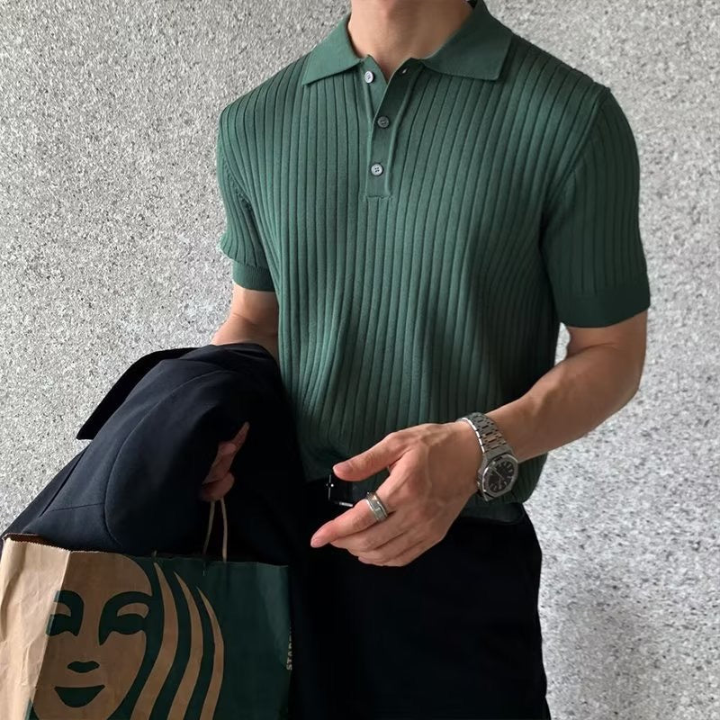 Herre iført ribstrikket poloshirt med krave og korte ærmer