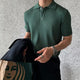 Herre iført ribstrikket poloshirt med krave og korte ærmer