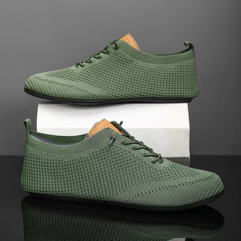 Striksneakers med snørebånd, rund tå og flad sort sål