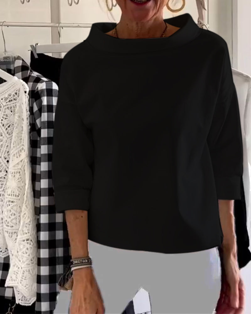 Damebluse med bred rund hals og 3/4-lange ærmer