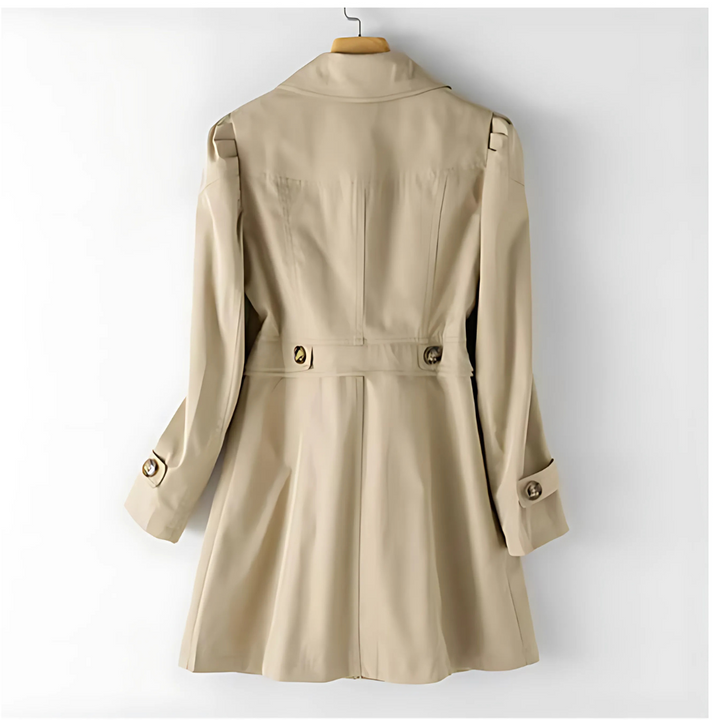 Figursyet dame-trenchcoat med klassisk krave, lange ærmer, knapper og skrå lommer