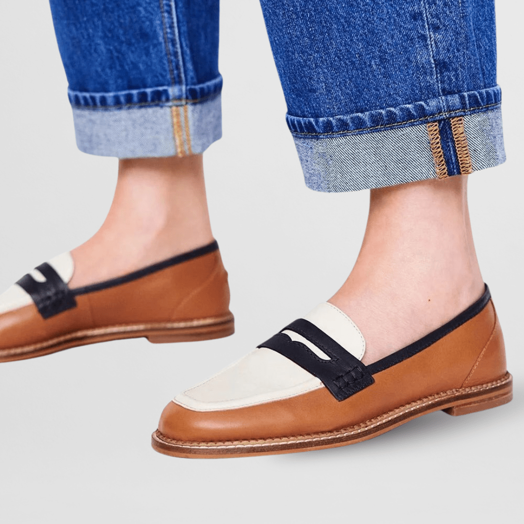 Dame loafers med farveblokke, dekorativ rem og flad sål