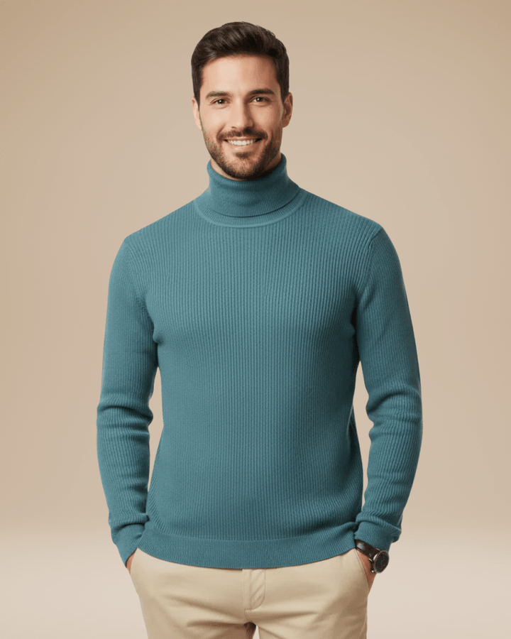 Herre i ensfarvet ribstrikket rullekravesweater med lange ærmer