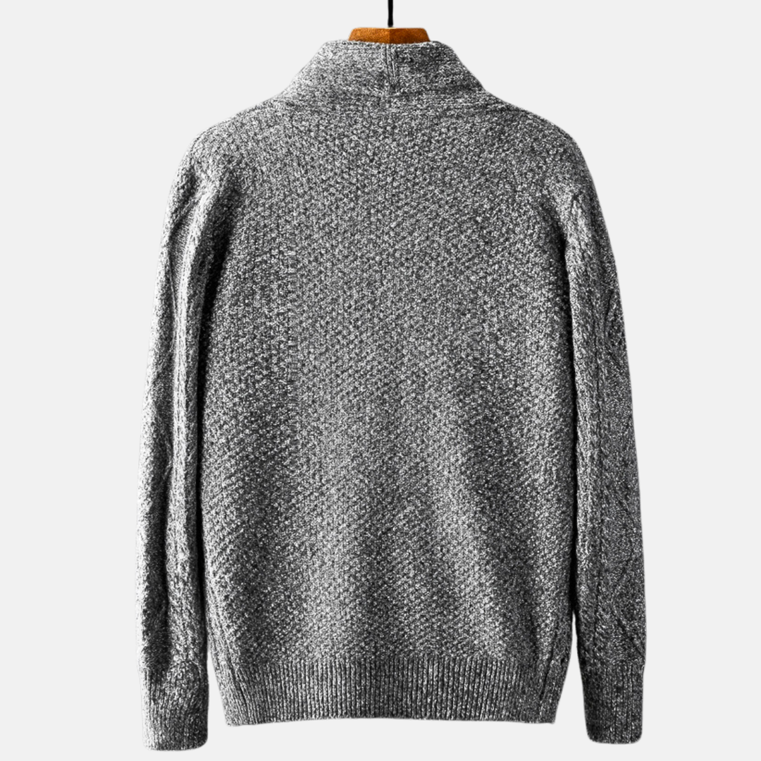 Dame strikcardigan med kabelmønster, sjalskrave, knapper og påsyede lommer
