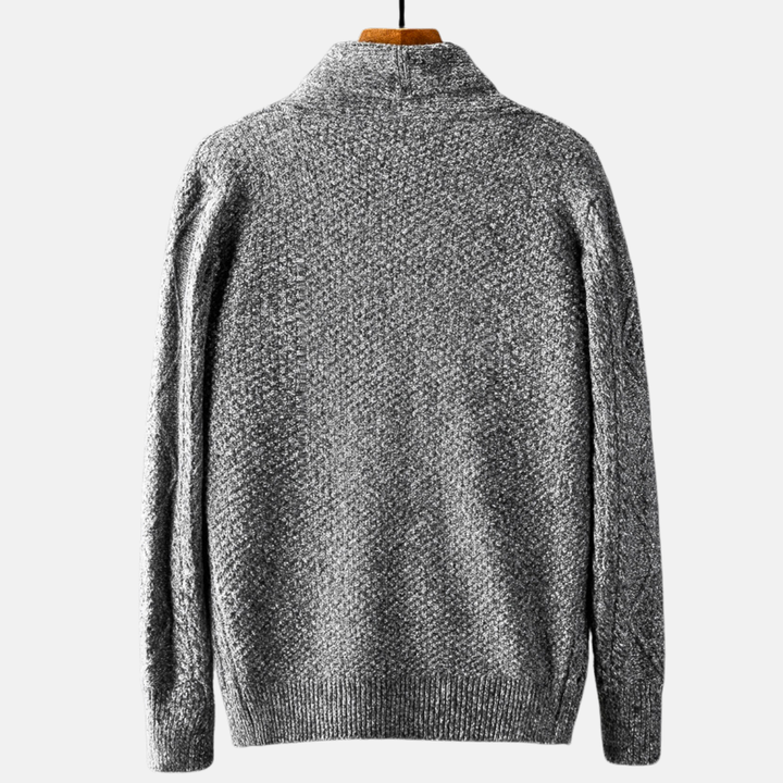 Dame strikcardigan med kabelmønster, sjalskrave, knapper og påsyede lommer