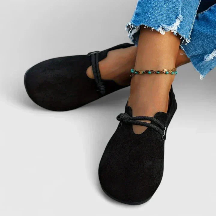 Dame loafers med rund tå, flad sål og dekorativ snor over foden