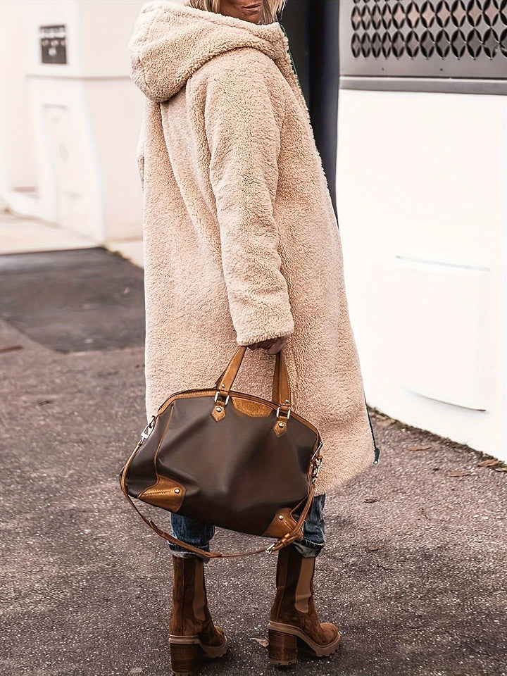 Lang beige vendbar damefrakke med quiltet yderside og teddyforing