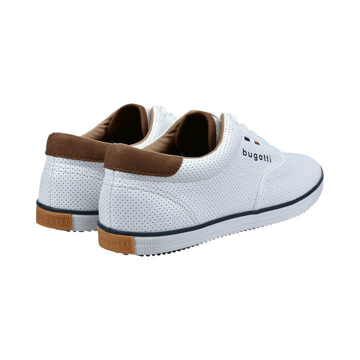 Hvide sneakers med perforeret overdel, snørebånd og brun hælkappe
