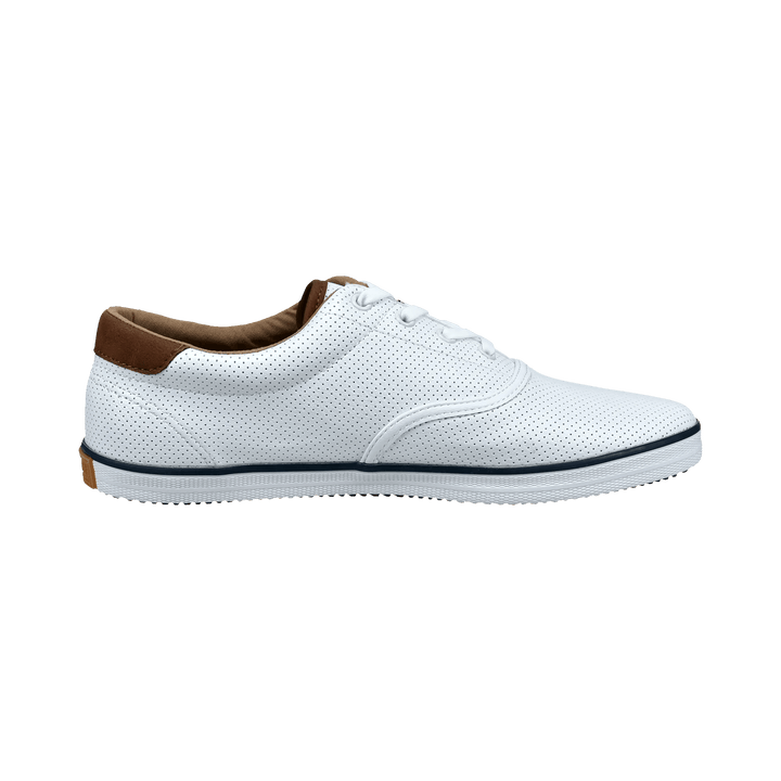 Hvide sneakers med perforeret overdel, snørebånd og brun hælkappe