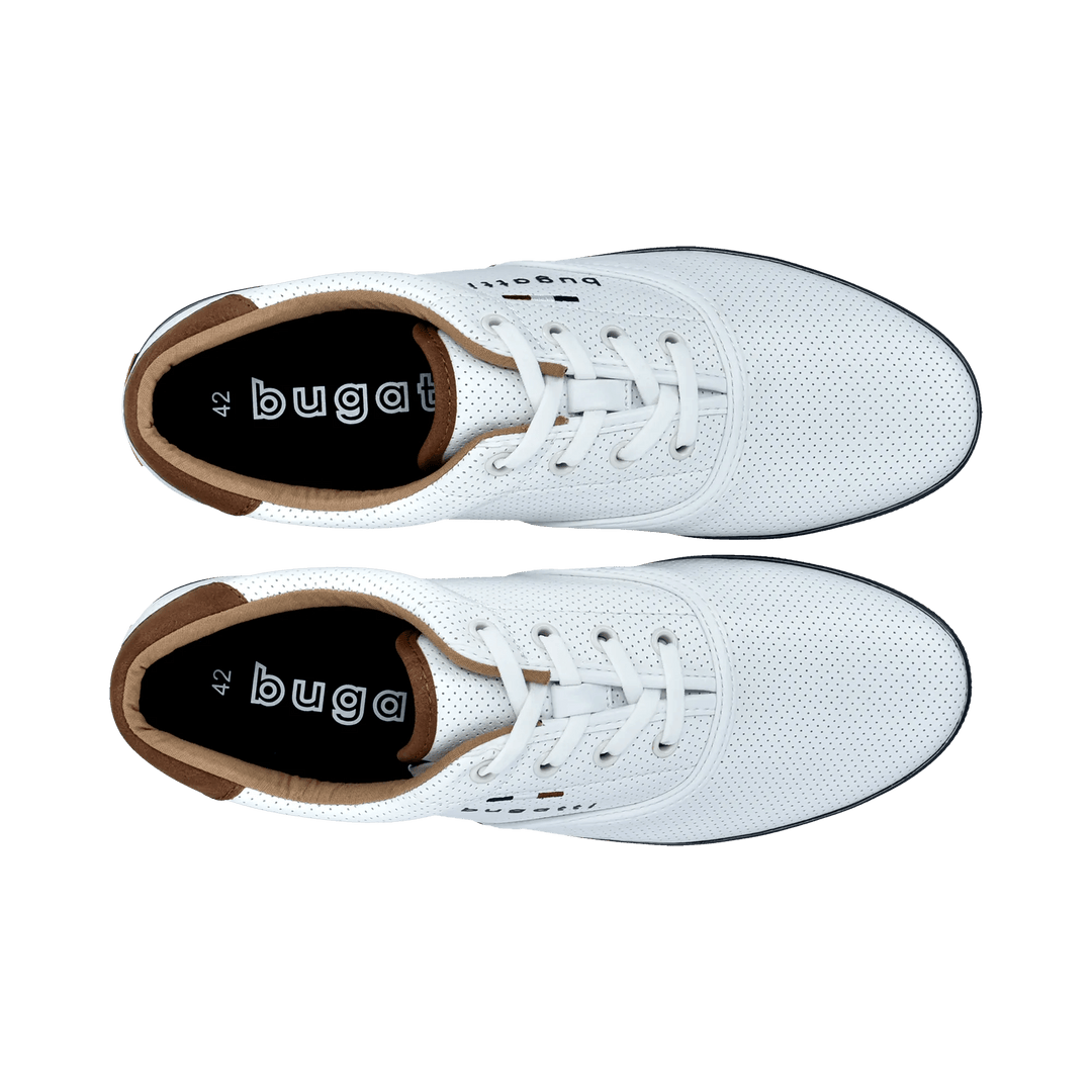 Hvide sneakers med perforeret overdel, snørebånd og brun hælkappe