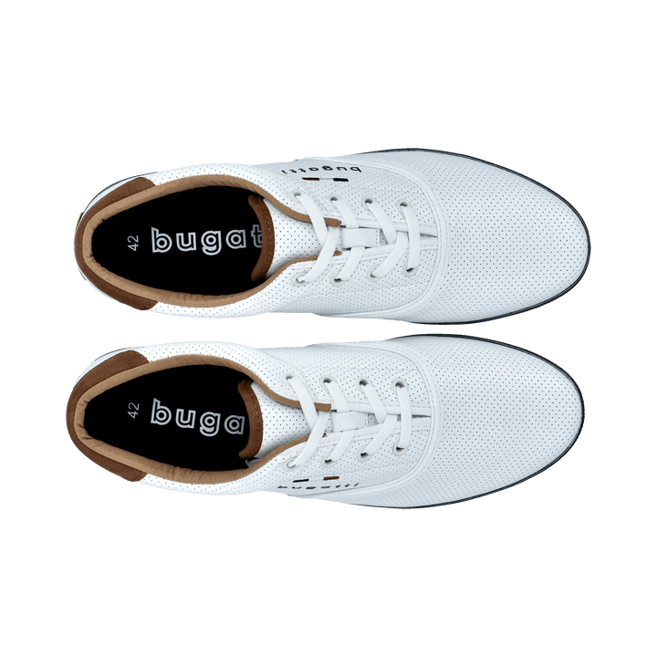 Hvide sneakers med perforeret overdel, snørebånd og brun hælkappe