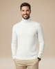 Herre i ensfarvet ribstrikket rullekravesweater med lange ærmer