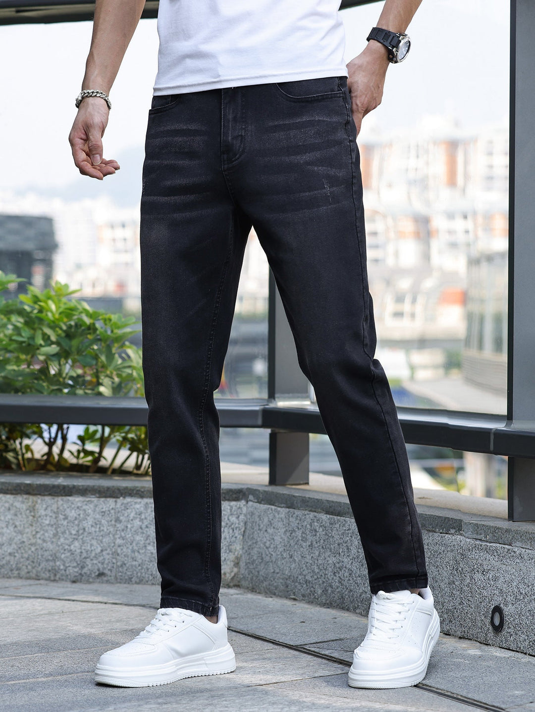 Herrejeans med lige ben, fem lommer og synlige vaskede denimnuancer