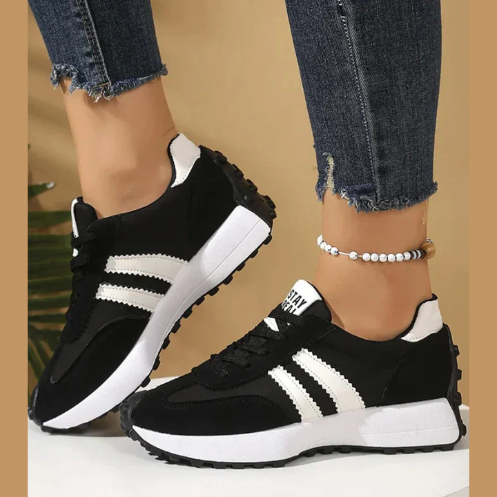Damesneakers med retrodesign, kontraststriber, snørebånd og kraftig rillet sål