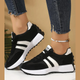 Damesneakers med retrodesign, kontraststriber, snørebånd og kraftig rillet sål
